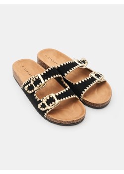 Sinsay - Klapki z dwoma paskami z klamrą w stylu boho - czarny ze sklepu Sinsay w kategorii Klapki damskie - zdjęcie 181930127