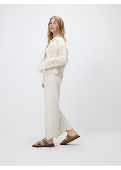 Reserved - Jeansy wide leg z ażurowym wzorem - kremowy ze sklepu Reserved w kategorii Jeansy damskie - zdjęcie 181947227