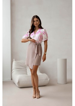 SUKIENKA MINI Z KOPERTOWĄ GÓRĄ W KWIATY- CAPPUCINO ze sklepu olika.com.pl w kategorii Sukienki - zdjęcie 181953087