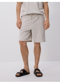 Reserved - Szorty jogger regular fit - złamana biel ze sklepu Reserved w kategorii Spodenki męskie - zdjęcie 181966507