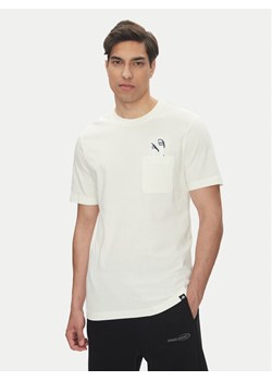 adidas T-Shirt Lounge Slides Graphic Pocket JM0374 Biały Regular Fit ze sklepu MODIVO w kategorii T-shirty męskie - zdjęcie 181978475