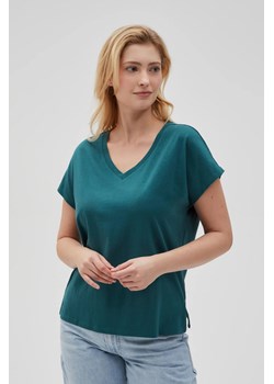Bawełniny t-shirt z dekoltem w serek zielony ze sklepu Moodo.pl w kategorii Bluzki damskie - zdjęcie 181983125