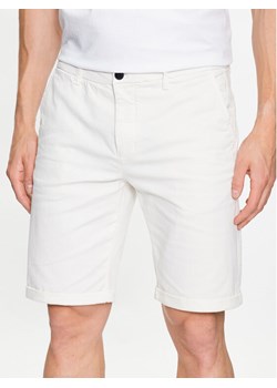 Lindbergh Szorty materiałowe 30-505044 Biały Slim Fit ze sklepu MODIVO w kategorii Spodenki męskie - zdjęcie 181993305