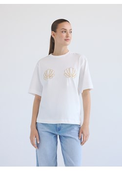Reserved - T-shirt z ozdobną aplikacją - złamana biel - id: 366GU-01X - marki Reserved - 181997027 Reserved - T-shirt z ozdobną aplikacją - złamana biel ze sklepu Reserved w kategorii Bluzki damskie - zdjęcie 181997027