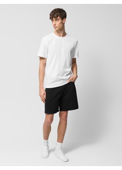 Męskie spodenki jeansowe Outhorn OTHWSS24TSHOM404 - czarne ze sklepu Sportstylestory.com w kategorii Spodenki męskie - zdjęcie 181999389