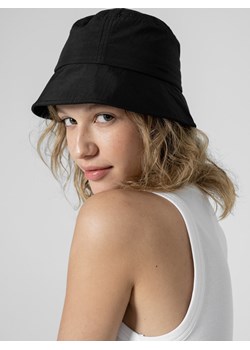 Damski kapelusz bucket hat Outhorn OTHSS23ACAPF094 - czarny ze sklepu Sportstylestory.com w kategorii Kapelusze damskie - zdjęcie 181999578
