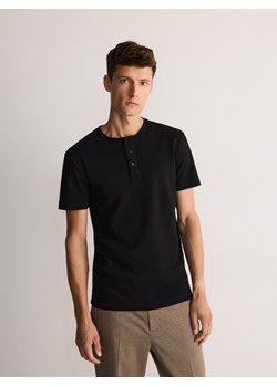 Reserved - T-shirt slim z rozpinanym dekoltem - czarny - id: YV483-99X - marki Reserved - 182000186 Reserved - T-shirt slim z rozpinanym dekoltem - czarny ze sklepu Reserved w kategorii T-shirty męskie - zdjęcie 182000186