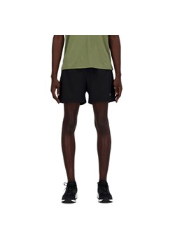 Spodenki New Balance MS41230BK - czarne ze sklepu streetstyle24.pl w kategorii Spodenki męskie - zdjęcie 182007418