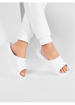 Klapki Nike Victori One Shwer Slide CZ7836 100 Biały ze sklepu eobuwie.pl w kategorii Klapki damskie - zdjęcie 182027535
