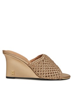 Klapki Tommy Hilfiger Crochet Metallic Lthr Wedge Mule FW0FW08812 Złoty - id: 0000305160089 - marki Tommy Hilfiger - 182032138 Klapki Tommy Hilfiger Crochet Metallic Lthr Wedge Mule FW0FW08812 Złoty ze sklepu eobuwie.pl w kategorii Klapki damskie - zdjęcie 182032138