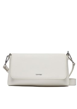 Torebka Calvin Klein Ck Must Shoulder Bag K60K611928 Biały ze sklepu eobuwie.pl w kategorii Listonoszki - zdjęcie 182034335