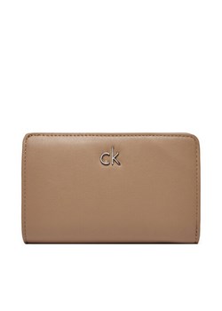 Duży Portfel Damski Calvin Klein Ck Daily Medium Bifold_Pbl K60K613075 Beżowy ze sklepu eobuwie.pl w kategorii Portfele damskie - zdjęcie 182038097