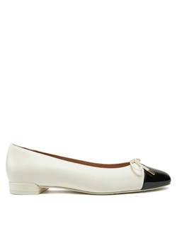 Baleriny Stuart Weitzman Sleek Bow Flat SG888 Écru ze sklepu eobuwie.pl w kategorii Balerinki - zdjęcie 182041436