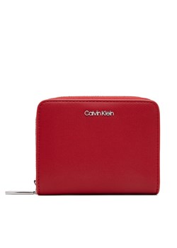 Mały Portfel Damski Calvin Klein Ck Must Medium Zip Around Wallet K60K611937 Czerwony ze sklepu eobuwie.pl w kategorii Portfele damskie - zdjęcie 182047629