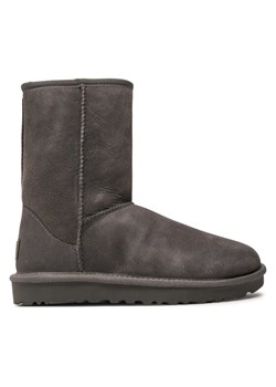 Śniegowce Ugg W Classic Short II 1016223 Szary ze sklepu eobuwie.pl w kategorii Śniegowce damskie - zdjęcie 182051958