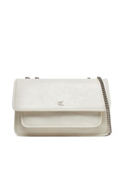 Torebka Calvin Klein Jeans Chain Ew Flap Conv Chain Bag LV04K3084G Écru ze sklepu eobuwie.pl w kategorii Kopertówki - zdjęcie 182075065