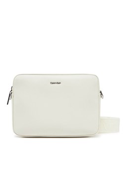 Torebka Calvin Klein Ck Must Small Camera Bag K60K613145 Écru ze sklepu eobuwie.pl w kategorii Listonoszki - zdjęcie 182091478