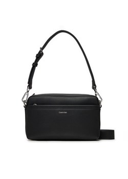 Torebka Calvin Klein Ck Must Convertible Camera Bag K60K612280 Czarny ze sklepu eobuwie.pl w kategorii Listonoszki - zdjęcie 182094375