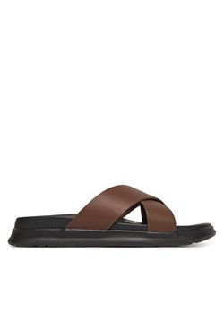 Klapki Tommy Hilfiger D Density Hilfiger Lth Cc Sand FM0FM05358 Brązowy ze sklepu eobuwie.pl w kategorii Klapki męskie - zdjęcie 182095165