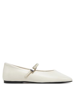Baleriny Calvin Klein Ballerina New Buckle - Lth HW0HW02483 Beżowy ze sklepu eobuwie.pl w kategorii Balerinki - zdjęcie 182107369