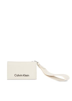 Mały Portfel Damski Calvin Klein Gracie K60K611689 Beżowy ze sklepu eobuwie.pl w kategorii Portfele damskie - zdjęcie 182114439