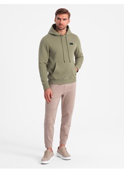 Bluza męska dresowa kangurka z kapturem i metalowym pinem – oliwkowa V2 OM-SSNZ-0141 ze sklepu ombre w kategorii Bluzy męskie - zdjęcie 182591835