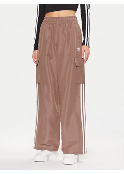 adidas Spodnie dresowe adicolor 3-Stripes JC8138 Beżowy Loose Fit ze sklepu MODIVO w kategorii Spodnie damskie - zdjęcie 182593787