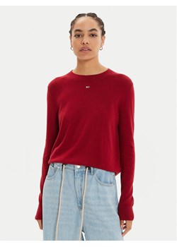 Tommy Jeans Sweter Essential DW0DW17254 Czerwony Regular Fit ze sklepu MODIVO w kategorii Swetry damskie - zdjęcie 182594036