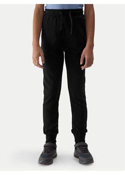 4F Spodnie dresowe 4FJWSS24TTROF587 Czarny Regular Fit ze sklepu MODIVO w kategorii Spodnie chłopięce - zdjęcie 182594455