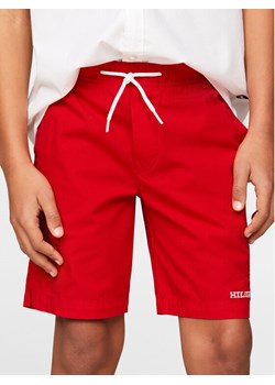Tommy Hilfiger Szorty materiałowe Pull On Monotype KB0KB08948 Czerwony Regular Fit ze sklepu MODIVO w kategorii Spodenki chłopięce - zdjęcie 182594606