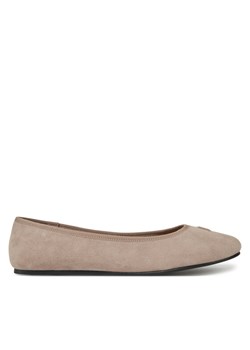 Tommy Hilfiger Baleriny Th Hardware Suede Ballerina FW0FW08655 Beżowy ze sklepu MODIVO w kategorii Balerinki - zdjęcie 182594736