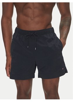 Tommy Hilfiger Szorty kąpielowe Essential UM0UM02793 Granatowy Regular Fit ze sklepu MODIVO w kategorii Kąpielówki - zdjęcie 182594978