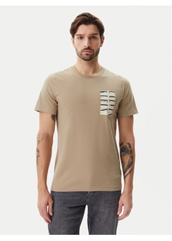 Calvin Klein Jeans T-Shirt Serif Box Graphic J30J327474 Beżowy Regular Fit ze sklepu MODIVO w kategorii T-shirty męskie - zdjęcie 182595087