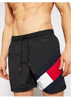 Tommy Hilfiger Szorty kąpielowe UM0UM02048 Czarny Slim Fit ze sklepu MODIVO w kategorii Kąpielówki - zdjęcie 182595279