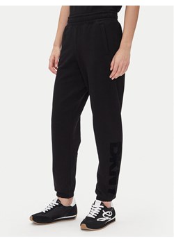 DKNY Spodnie dresowe DP5P3585 Czarny Regular Fit ze sklepu MODIVO w kategorii Spodnie damskie - zdjęcie 182595805