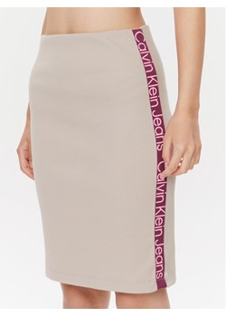 Calvin Klein Jeans Spódnica ołówkowa J20J222730 Beżowy Slim Fit ze sklepu MODIVO w kategorii Spódnice - zdjęcie 182596138