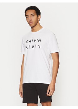 Calvin Klein T-Shirt K10K114156 Biały Regular Fit ze sklepu MODIVO w kategorii T-shirty męskie - zdjęcie 182596578