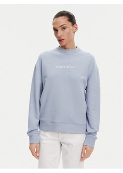 Calvin Klein Bluza Hero Logo K20K205450 Błękitny Regular Fit ze sklepu MODIVO w kategorii Bluzy damskie - zdjęcie 182596696