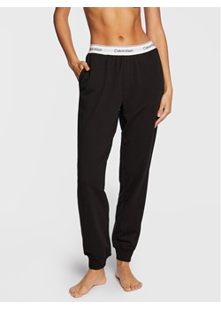 Calvin Klein Underwear Spodnie dresowe 000QS6872E Czarny Relaxed Fit ze sklepu MODIVO w kategorii Spodnie damskie - zdjęcie 182596716