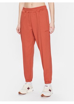 New Balance Spodnie dresowe Athletics Nature WP23553 Pomarańczowy Relaxed Fit ze sklepu MODIVO w kategorii Spodnie damskie - zdjęcie 182596865