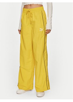 Puma Spodnie dresowe Play Loud T7 626807 Żółty Relaxed Fit ze sklepu MODIVO w kategorii Spodnie damskie - zdjęcie 182596895