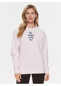 Guess Bluza Destiny W4RQ10 K9Z21 Różowy Regular Fit ze sklepu MODIVO w kategorii Bluzy damskie - zdjęcie 182597027