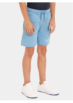 Calvin Klein Jeans Szorty sportowe Stack Logo IB0IB01290 Niebieski Regular Fit ze sklepu MODIVO w kategorii Spodenki chłopięce - zdjęcie 182597058