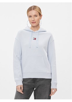 Tommy Jeans Bluza Badge DW0DW17326 Błękitny Boxy Fit ze sklepu MODIVO w kategorii Bluzy damskie - zdjęcie 182597597