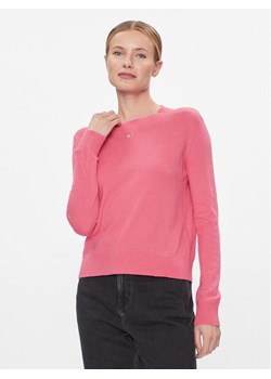 Tommy Jeans Sweter Tjw Essential Crew Neck Sweater DW0DW17254 Różowy Regular Fit ze sklepu MODIVO w kategorii Swetry damskie - zdjęcie 182597615