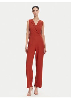 Rinascimento Kombinezon CFC0123735003 Miedziany Regular Fit ze sklepu MODIVO w kategorii Kombinezony damskie - zdjęcie 182597628