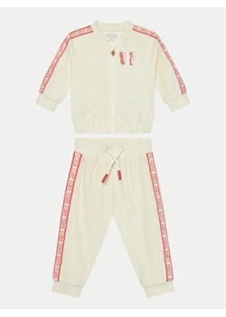 Guess Dres A4BG09 KAVN4 Beżowy Regular Fit ze sklepu MODIVO w kategorii Dresy dla niemowlaka - zdjęcie 182598009