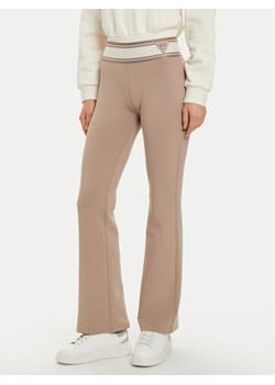 Guess Spodnie dresowe Ann V3BB09 KBCK2 Szary Regular Fit ze sklepu MODIVO w kategorii Spodnie damskie - zdjęcie 182598535