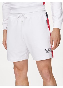 EA7 Emporio Armani Szorty sportowe 3DPS58 PJLIZ 1100 Biały Regular Fit ze sklepu MODIVO w kategorii Spodenki męskie - zdjęcie 182598739