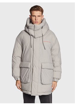 Calvin Klein Jeans Kurtka zimowa J30J321907 Szary Relaxed Fit ze sklepu MODIVO w kategorii Kurtki męskie - zdjęcie 182599078